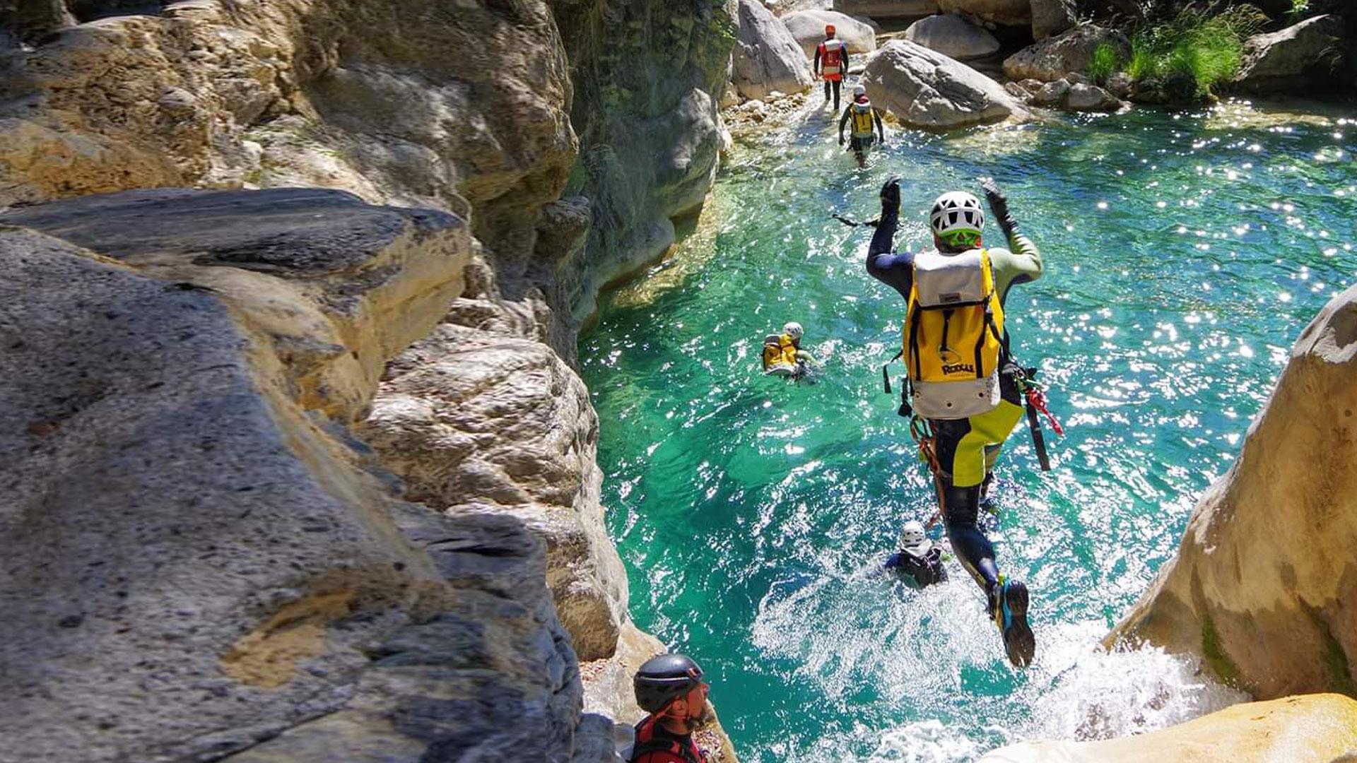 Grupo haciendo barranquismo en la Sierra de Guara con guía