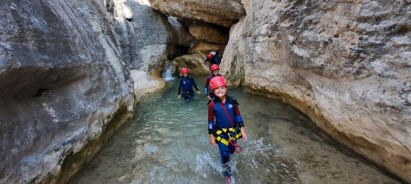 Famille avec enfants en canyoning dans la Sierra de Guara