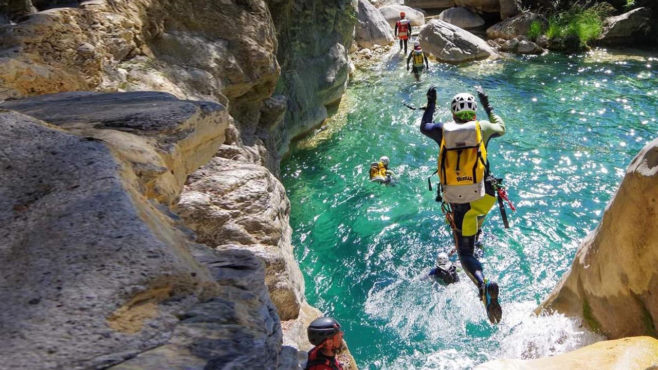Groupe en canyoning dans la Sierra de Guara avec un guide