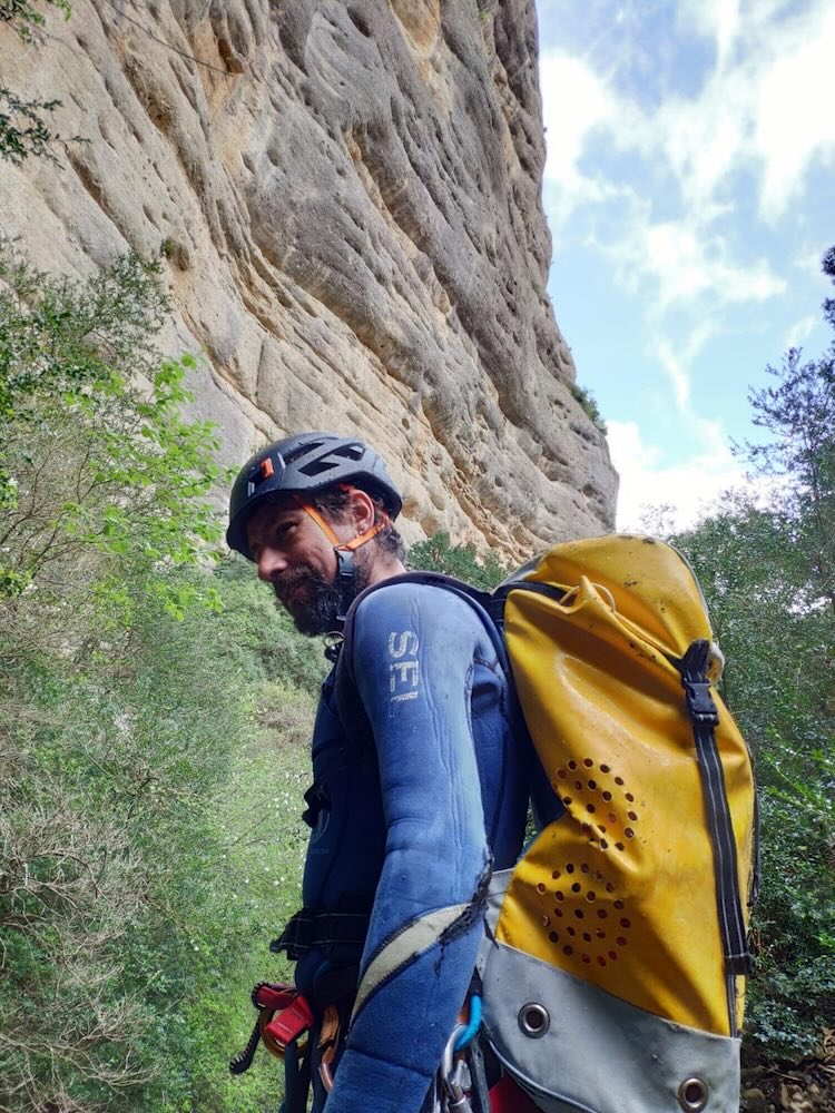 Rubén Sausán con un grupo en un barranco de Guara Rubén Sausán formant de futurs guides de canyoning