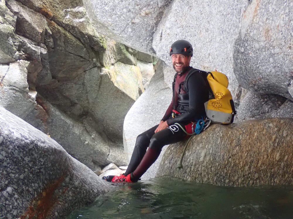 Rubén Sausán formando a futuros guías de barrancos Rubén Sausán formant de futurs guides de canyoning